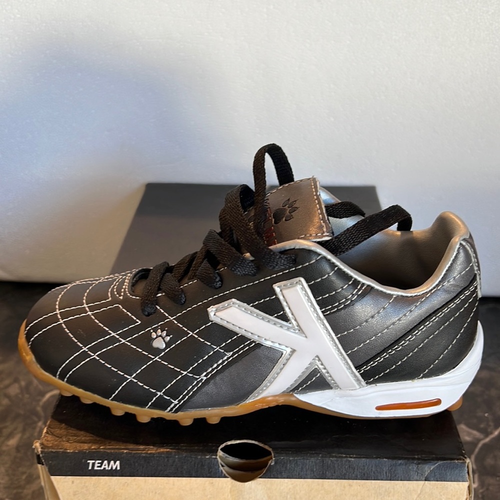 Kelme Victor Flot Turf Jr. Soccer Shoes
